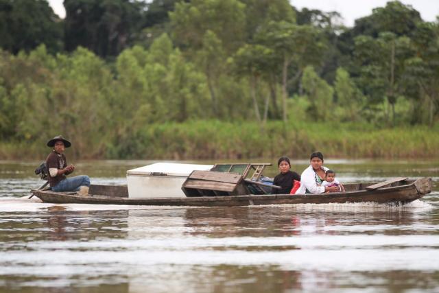 Habitantes del Tipnis navegan por rio, llevándo sus enseres personales y su comida. En la foto una familia lleva sus alimentos y un frigorífico oxidado. Habitantes del Tipnis navegan por rio, llevándo sus enseres personales y su comida. En la foto una familia lleva sus alimentos y un frigorífico oxidado.
